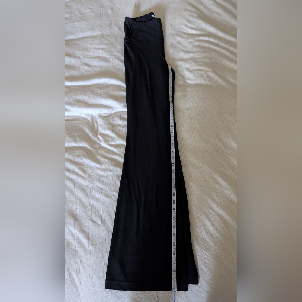 Lululemon Groove Nulu Super-High-Rise Flared Pant in Black Size 6 - Picture 4 of 6